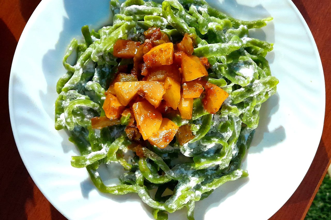 Shivit Oshi (Dill Noodles with Suzma and Meat Sauce)