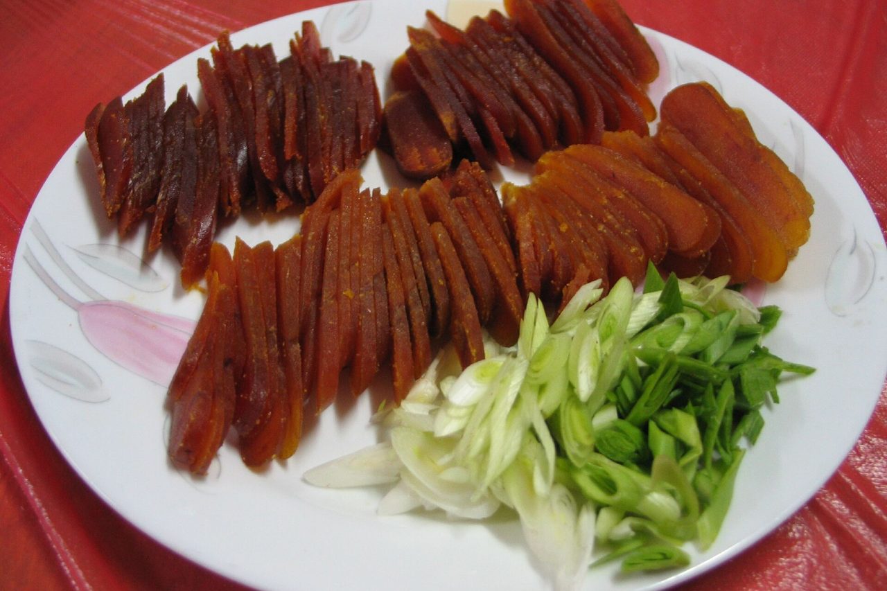 Wuyuzi (Seared Dried Mullet Roe with Garlic Leaves and Daikon)